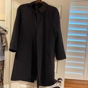 Roundtree and Yorke black raincoat w/ lining, 40 short